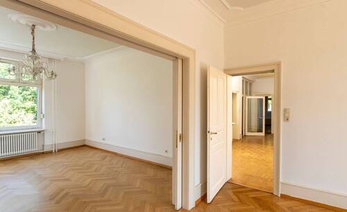 Blick vom Wohnbereich zum Flur im Hochparterre - 