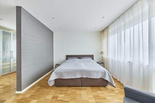 Schlafzimmer mit Ankleide & Balkon - 