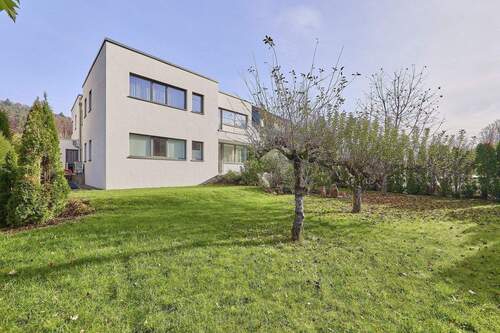 Garten mit Blick zum Haus - 