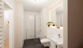 Modern gefliestes Badezimmer mit bodengleicher Dusche - 4 Zimmer Etagenwohnung in Köln-Weidenpesch