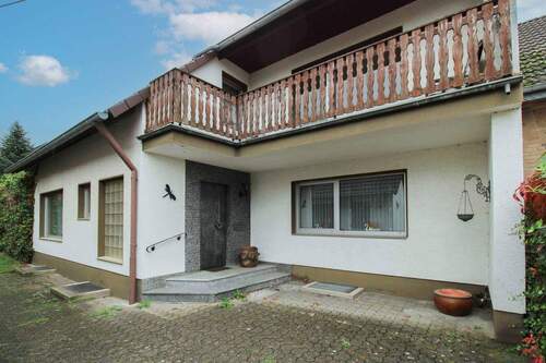 Haus Vorderansicht - 7 Zimmer Einfamilienhaus zum Kaufen in Köln