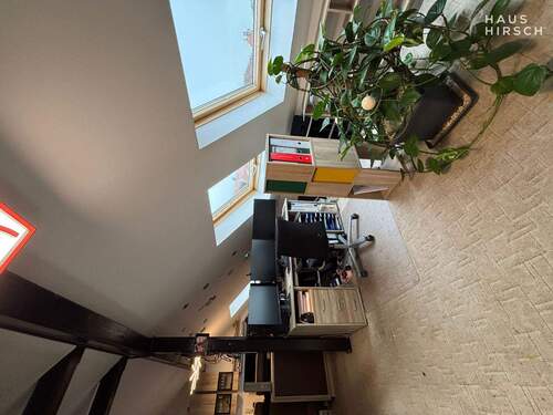 Büro - Gemütliche Dachgeschosswohnung mit Entwicklungspotenzial