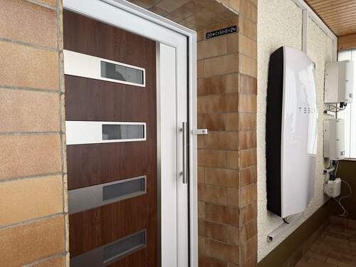 Haustür mit Wallbox - 