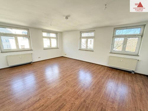 Wohnzimmer - Großzügige 3-Raum-Wohnung mit Fahrstuhl - zentrale Ortslage in Annaberg-Buchholz!!