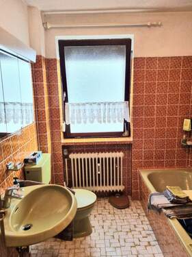 Tageslichtbad mit Wanne und Dusche, EG - 