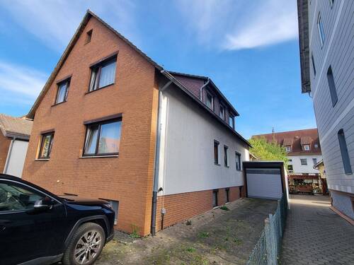 Hausansicht mit Zufahrt zur Garage - 1 Zimmer Einfamilienhaus zum Kaufen in Göttingen