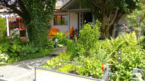 Blick Hochbeet auf Terrasse - 