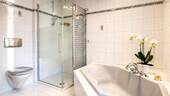 Badezimmer m. Eckbadewanne - 