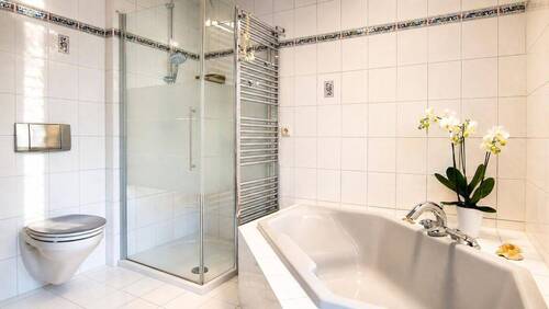 Badezimmer m. Eckbadewanne - 