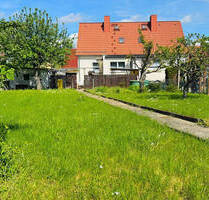 Landsberg: Doppelhaushälfte mit Hof und Gartengrundstück, Garagen und Stellplätze