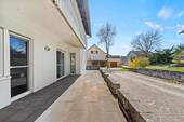 Terrasse und Garageneinfahrt - Mehrfamilienhaus, Wohnhaus mit 290,00 m&sup2; in Singen / Überlingen am Ried zum Kaufen