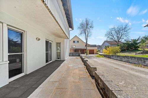 Terrasse und Garageneinfahrt - Mehrfamilienhaus, Wohnhaus mit 290,00 m&sup2; in Singen / Überlingen am Ried zum Kaufen