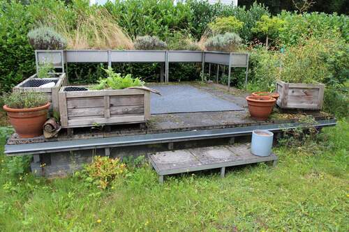 TERRASSE MIT HOCHBEET - 