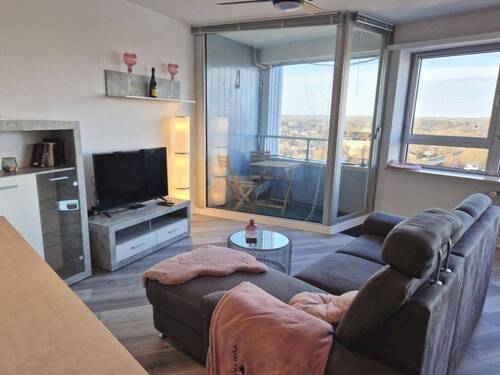 Blick auf die perfekt integrierte Loggia - 2 Zimmer Etagenwohnung zum Kaufen in Schleswig