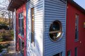 Hausansicht mit Rundfenster - 