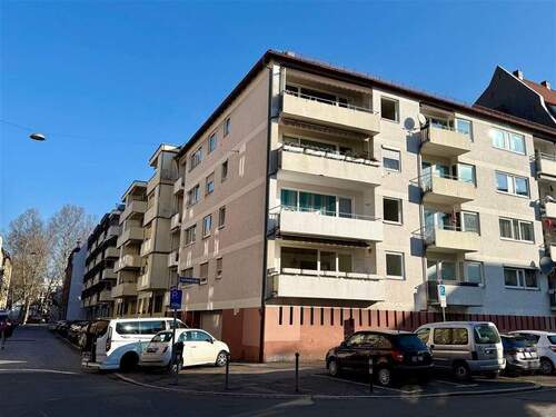 Hausansicht - 3 Zimmer Etagenwohnung zum Kaufen in Nürnberg