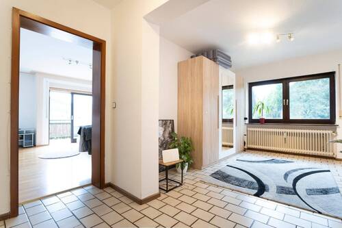 Die Esszimmerdiele mit Blick ins Wohnzimmer - 