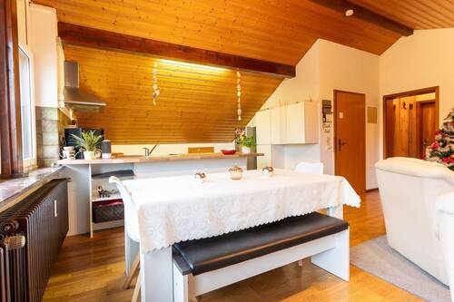 Vorne der Essbereich, dahinter die Küche - 