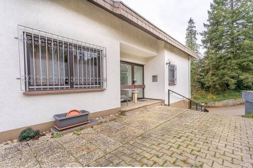 Hauseingang mit Blick zur Zufahrt - Mehrfamilienhaus, Wohnhaus in Zell am Harmersbach