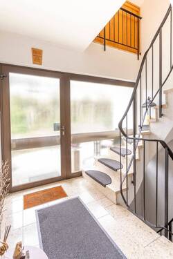 Hauseingang/Treppenhaus in der mittleren Ebene - 