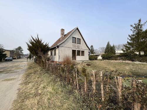 seitliche Straßenansicht - Modulhaus Stralsund mit massivem Keller