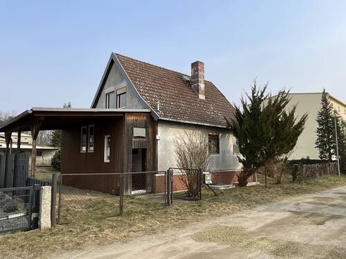 Straßenansicht mit Carport - 4 Zimmer Einfamilienhaus in Forst