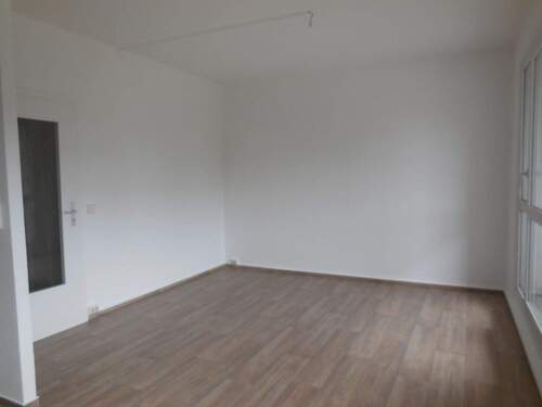 Wohnzimmer - 3 Zimmer Etagenwohnung zur Miete in Dessau-Roßlau