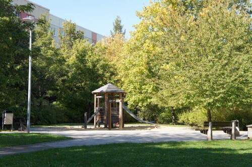 Spielplatz - Etagenwohnung mit 60,80 m&sup2; in Erfurt zur Miete