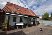 Hausansicht mit Innenhof - Gemütliches Einfamilienhaus mit Garten auf dem Lande