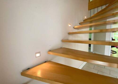 Beleuchtete Treppe zum Dachgeschoss - 