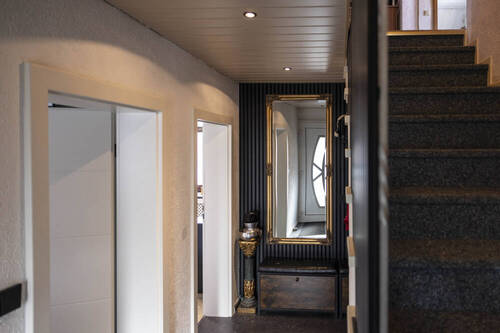 Flur mit Treppe zum DG - 