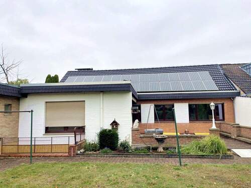 Blick vom Garten auf das Haus - 4 Zimmer Bungalow in Düren