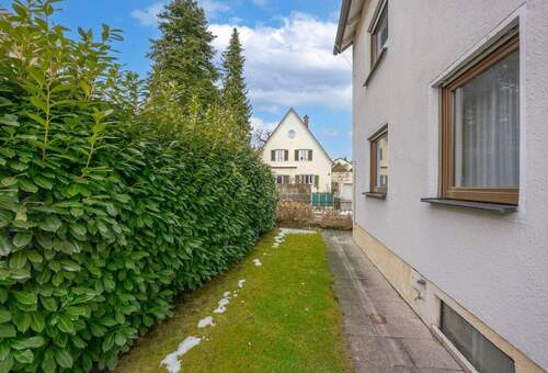 Seitlicher Weg zum Garten - 