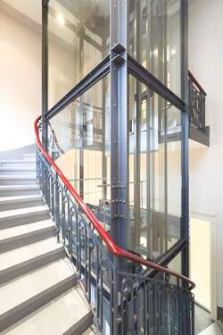 Über das altehrwürdige Treppenhaus mit modernem Glasaufzug kommt man ... - Büro mit 158,70 m&sup2; in Lahr/Schwarzwald zur Miete