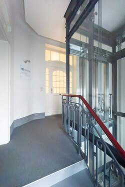 ... direkt zur Büroeinheit im Dachgeschoß dieses Geschäftshauses - 