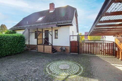 Hausansicht Innenhof - Platzgigant mit besonderen Highlights: 8-Zi.-EFH mit ELW, ausgebautem Nebengebäude, Pool uvm.