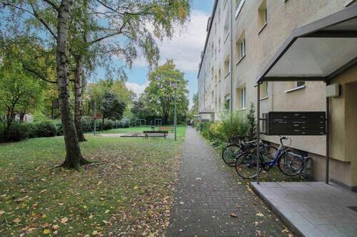 Weg zum Hauseingang und Innenhof - 