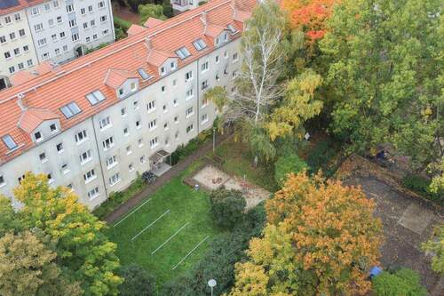 Luftbild Innenhof und Gebäuderückseite - Vermietet: Gepflegte 2-Zimmer-ETW im Dachgeschoss ohne Aufzug in Baumschulenweg