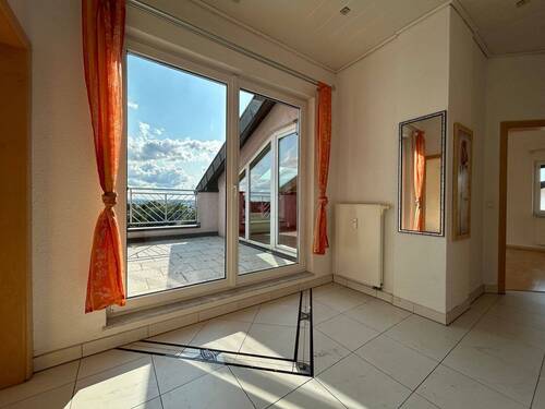 Flur mit Blick auf Terrasse - 