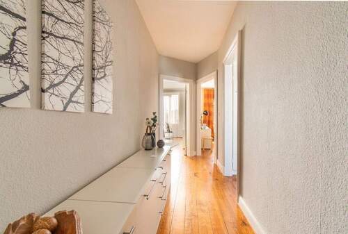 Weitläufiger Flur mit Zugang zu den Zimmern - 3 Zimmer Etagenwohnung in Hamburg