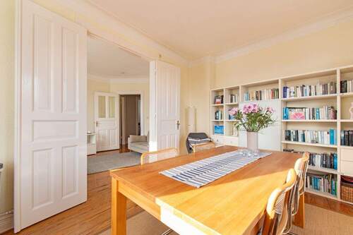 Esszimmer mit stilvollen Flügeltüren und Altbaucharme - Etagenwohnung mit 67,00 m&sup2; in Hamburg zum Kaufen