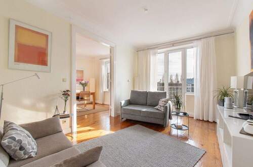 Großzügiges Wohnzimmer mit bodentiefen Fenstern und Weitblick - 