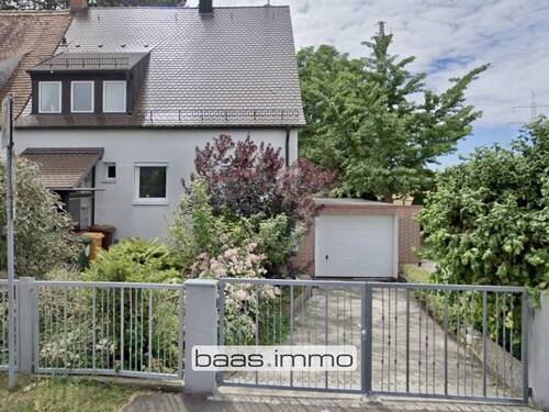 Außenansicht Straße - Sanierungsbedürftige Doppelhaushälfte, Göggingen