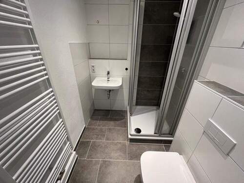 Bad mit Dusche - 6 Zimmer Etagenwohnung zur Miete in Chemnitz