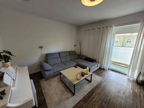 Wohnzimmer mit Balkon.jpg - 3 Zimmer Etagenwohnung zur Miete in Pirna