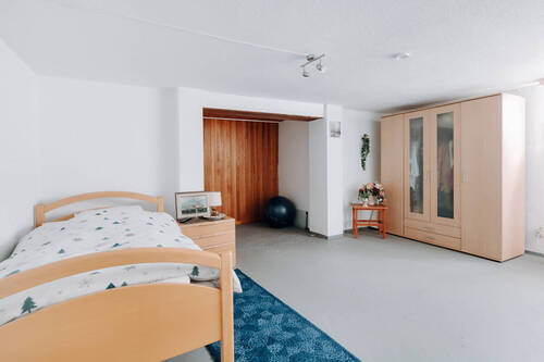 Wohnliches Zimmer im Keller - 