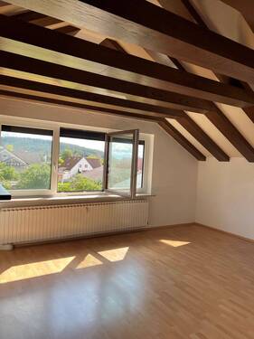 Wohnzimmer - Drei-Zimmer-Dachgeschoß-Wohnung ohne Balkon in Lehrberg