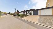 Hausansicht___Garagenzufahrt - 7 Zimmer Bungalow zum Kaufen in Jülich / Koslar
