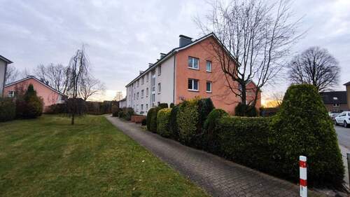 Seitenansicht und Zuwegung - 3 Zimmer Etagenwohnung zum Kaufen in Uetersen