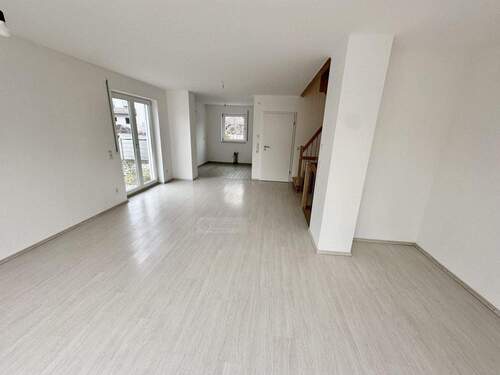 Vom Wohnzimmer aus zur Küche - 